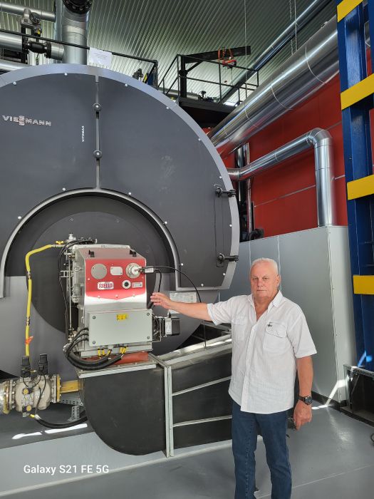 Grzegorz Malinowski-Pesta, Prezes Zarządu PEC Sp. z o.o. w Brodnicy na tle kotła gazowego VIESSMANN VITOMAX o mocy znamionowej 9,95 MW 