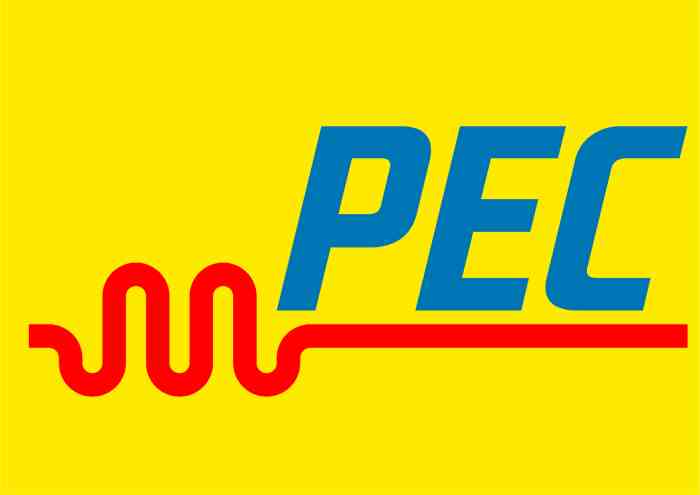 Grzegorz Malinowski-Pesta, Prezes Zarządu PEC Sp. z o.o. w Brodnicy na tle kotła gazowego VIESSMANN VITOMAX o mocy znamionowej 9,95 MW