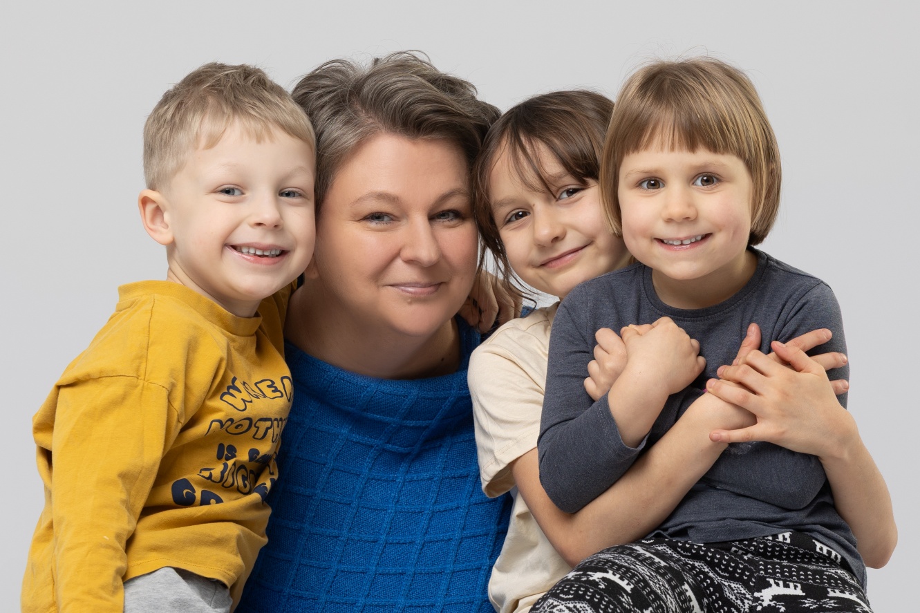 Podopieczni rodzinnego domu dziecka wraz z opiekunką | fot. Happy Kids