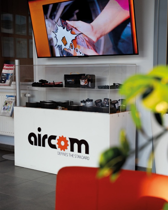 Aircom Automotive, część międzynarodowego holdingu AIRCOM GROUP, to firma, która od lat wyznacza standardy w branży motoryzacyjnej. Dzięki zaawansowanym technologiom oraz zespołowi doświadczonych ekspertów, Aircom dostarcza nowoczesne zestawy 